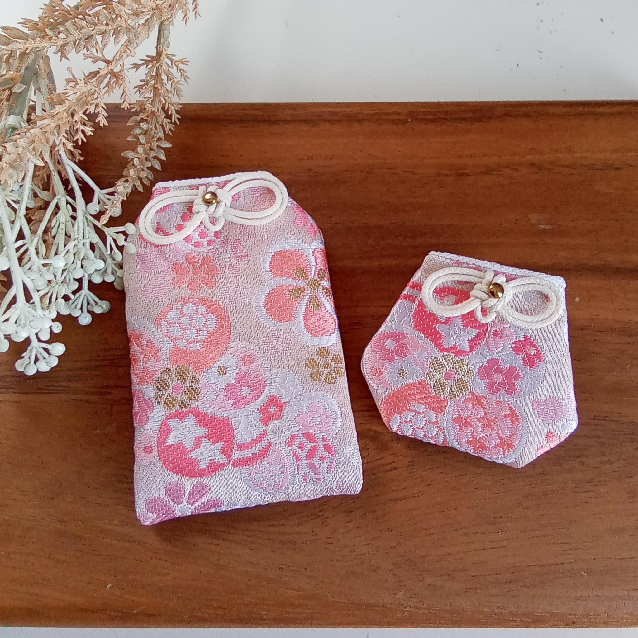 ❁新作❁　お守り袋　金襴　✤梅小花(コーラル)✤　 セット売りもあります